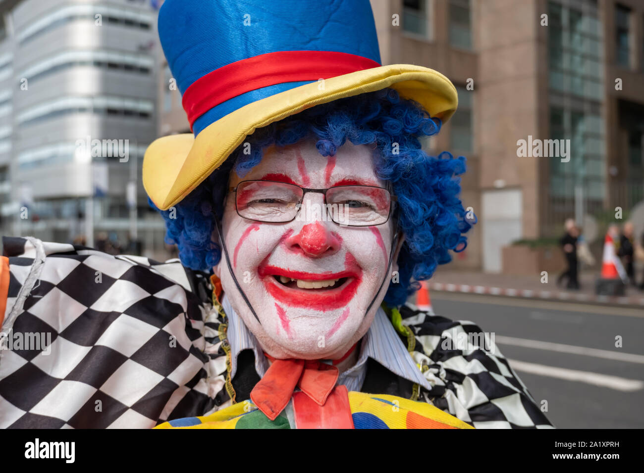 Glasgow, Schottland, Großbritannien. 29. September 2019. Ein Runner namens Thomas Armstrong in einem Clown Kostüm gekleidet und schob einen Trolley sammeln Spenden für die Krebsforschung Großbritannien, wie er in der Jährlichen 10 k Great Scottish Run konkurriert. Credit: Skully/Alamy leben Nachrichten Stockfoto