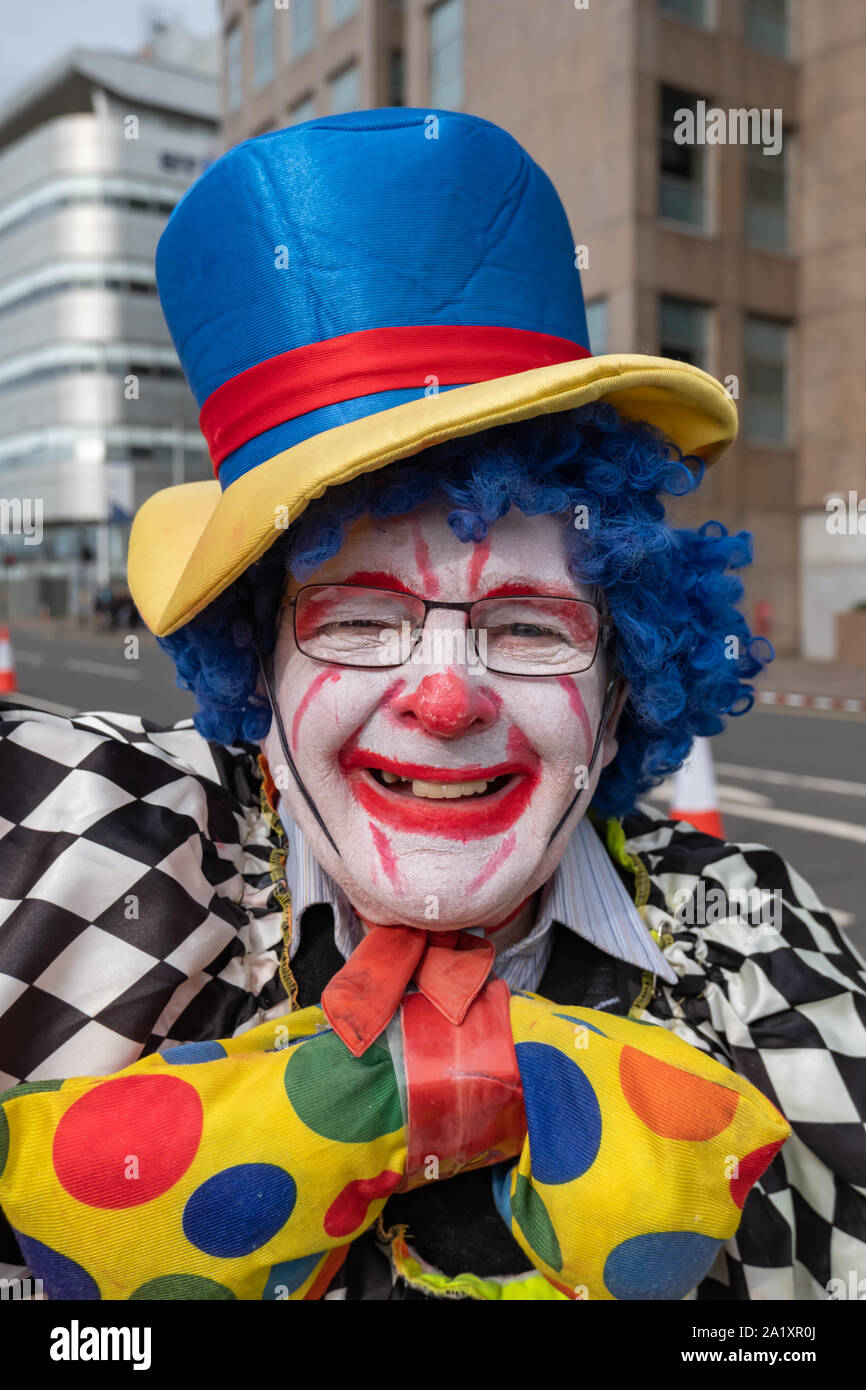 Glasgow, Schottland, Großbritannien. 29. September 2019. Ein Runner namens Thomas Armstrong in einem Clown Kostüm gekleidet und schob einen Trolley sammeln Spenden für die Krebsforschung Großbritannien, wie er in der Jährlichen 10 k Great Scottish Run konkurriert. Credit: Skully/Alamy leben Nachrichten Stockfoto