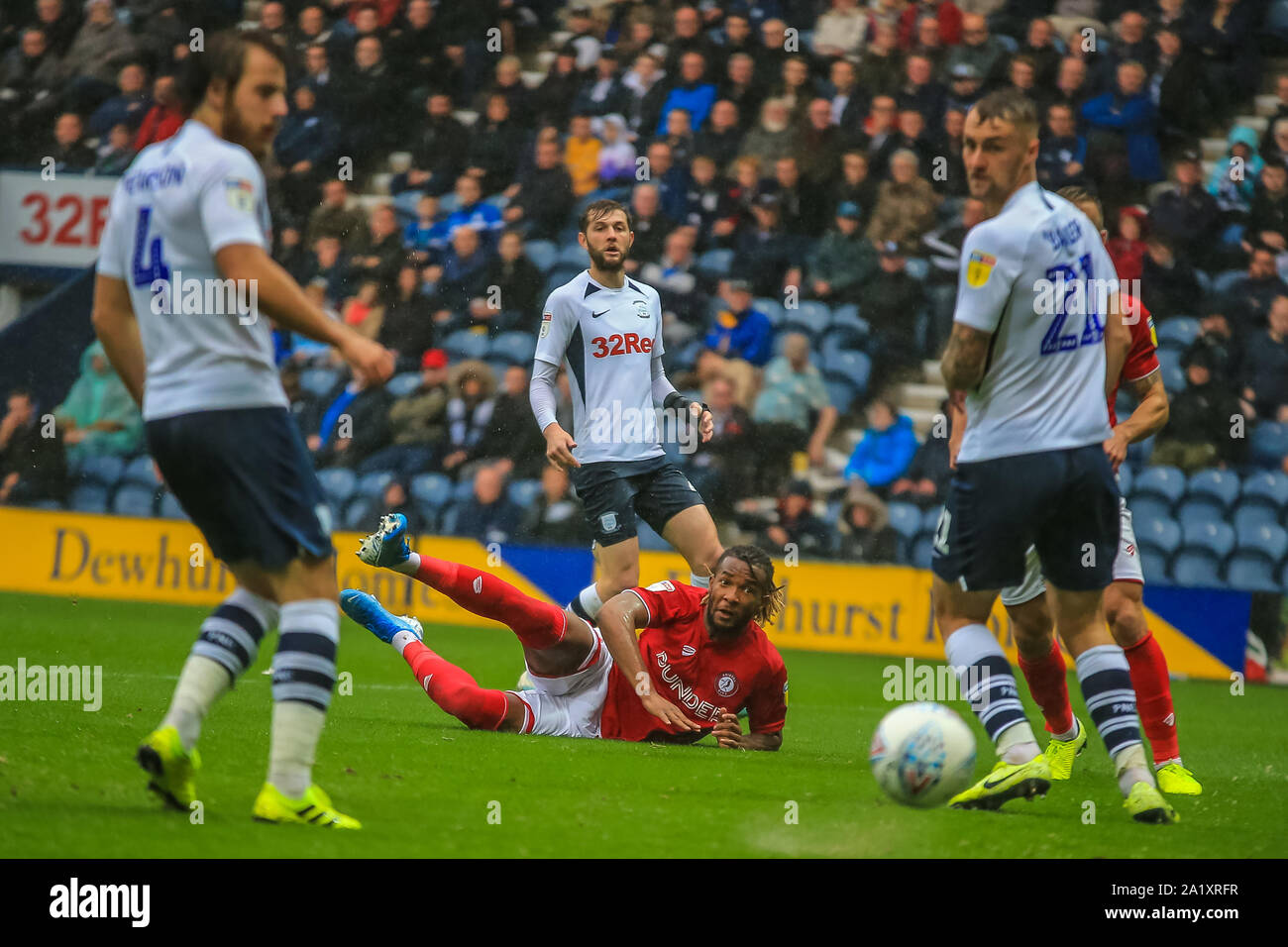 28. September 2019, Deepdale, Preston, England; Sky Bet Meisterschaft, Preston North End v Bristol City: Ashley Williams (29) von Bristol Stadt erhält einen Schuß entfernt. Aber es geht weit Credit: Craig Milner/News Bilder Stockfoto