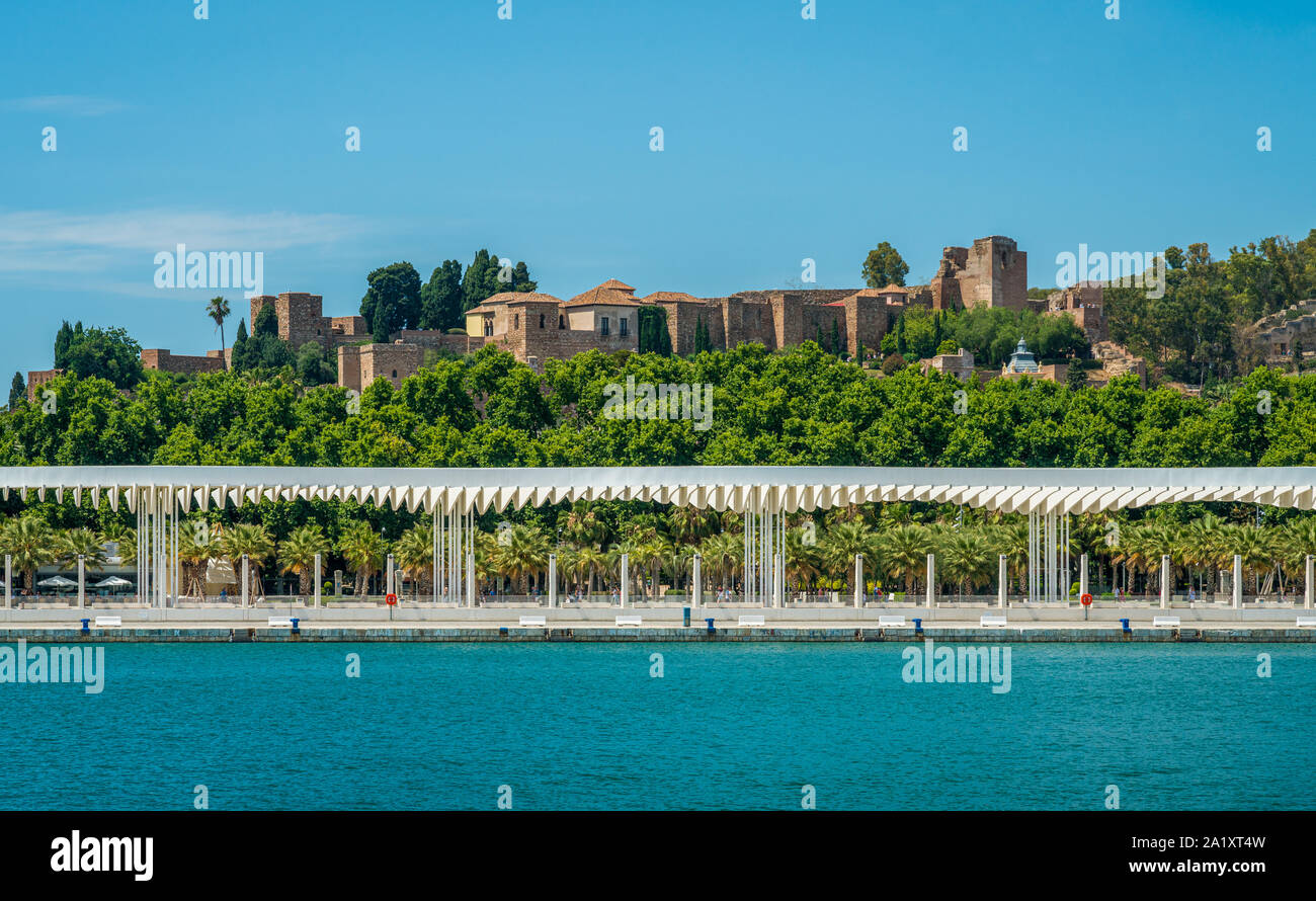 Malaga Waterfront mit dem Castillo de Gibralfaro im Hintergrund. Andalusien, Spanien. Stockfoto