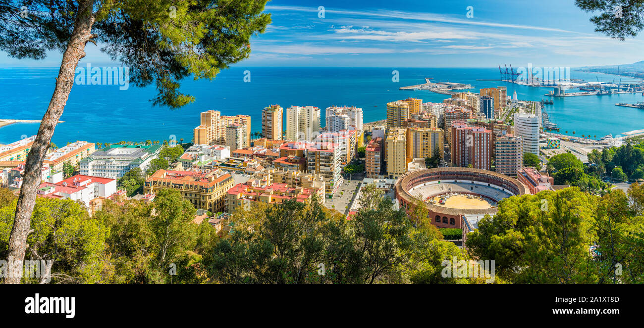 Panoramischer Anblick in Malaga mit der berühmten Plaza de Toros an einem Sommertag. Andalusien, Spanien. Stockfoto