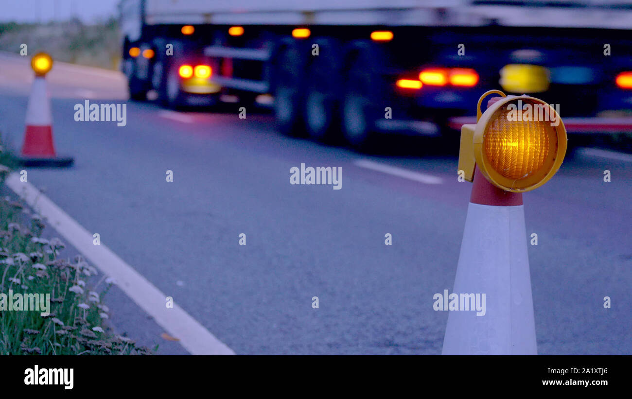 Auto vorbei ein gelbes Blinklicht auf einem Kegel in Baustellen im  Vereinigten Königreich Stockfotografie - Alamy