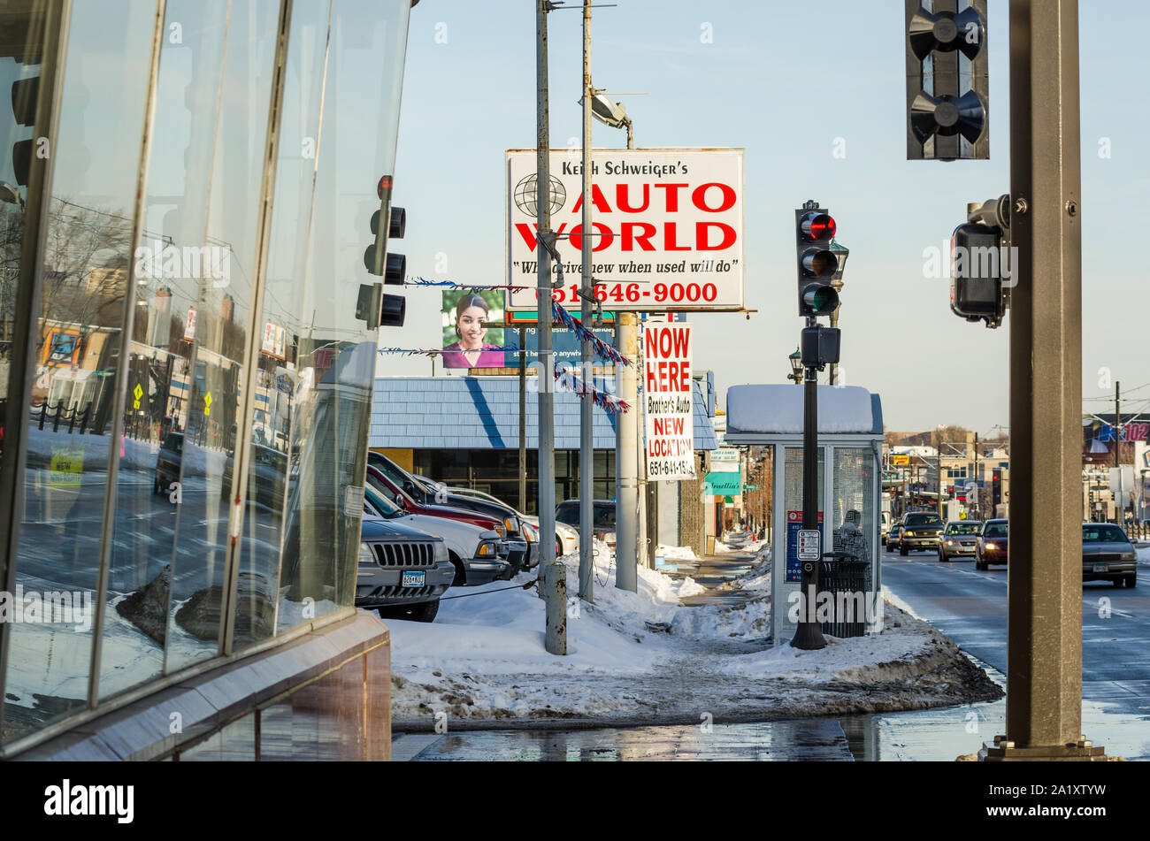 Auto Dealerships in St. Paul nach dem Winter schnee Stockfoto