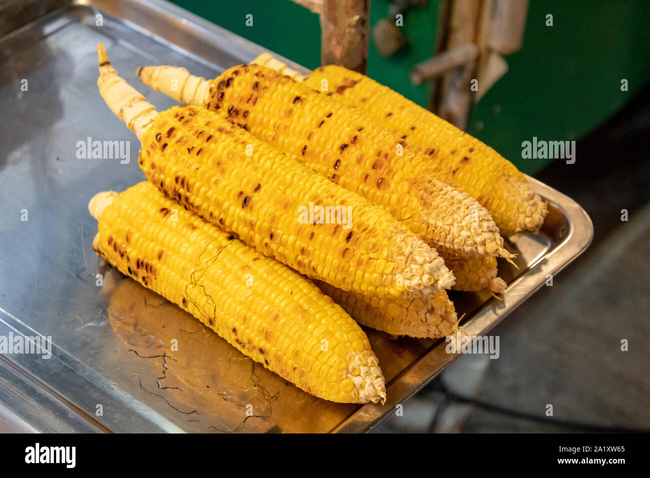 Stapel von gegrillten Maiskolben auf silbernem Tablett Stockfoto