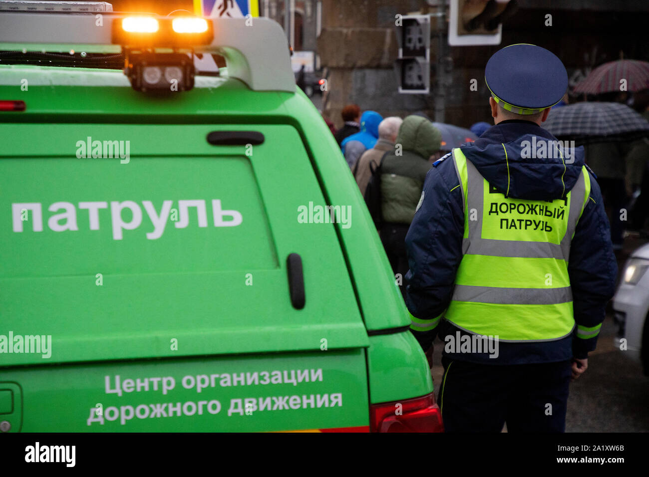 Mitarbeiter Rechenzentrum sorgt für die Sicherheit des Straßenverkehrs in der Innenstadt von Moskau, Russland Stockfoto