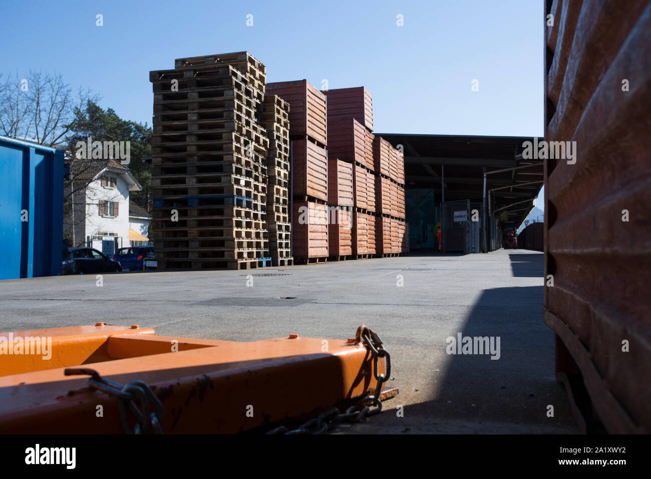 Ungeordnete Container und Palette im Bahnhof Stockfoto