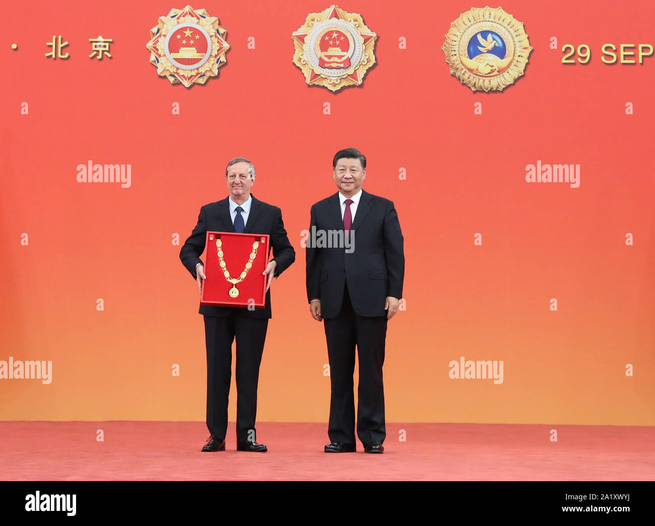 Peking, China. 29 Sep, 2019. Der chinesische Präsident Xi Jinping, auch Generalsekretär der Kommunistischen Partei Chinas und Vorsitzender der Zentralen Militärkommission, präsentiert die Freundschaft Medaille zu Raul Castro Ruz bei der Siegerehrung der nationalen Medaillen und Ehrentitel der Volksrepublik China in der Großen Halle des Volkes in Peking, der Hauptstadt von China, Sept. 29, 2019. Kubanischen Botschafter in China Miguel Angel Ramirez Ramos erhielt die Medaille für Raul Castro Ruz an der Zeremonie. Credit: Wang Ye/Xinhua/Alamy leben Nachrichten Stockfoto