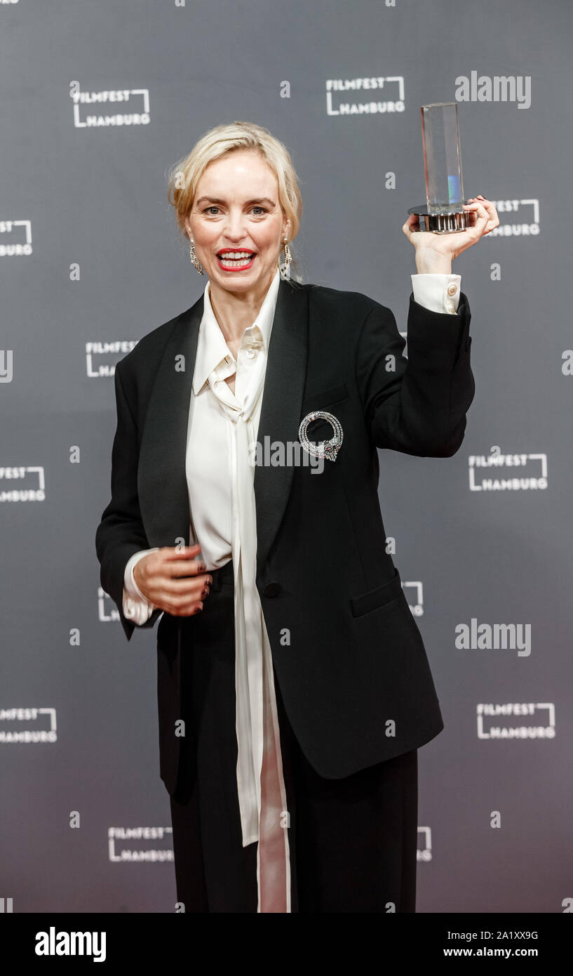 Hamburg, Deutschland. 29 Sep, 2019. Die Schauspielerin Nina Hoss zeigt den Douglas-Sirk-Preis der Hansestadt Hamburg, die Ihr auf dem Filmfest 2019 ausgezeichnet wurde. Quelle: Markus Scholz/dpa/Alamy leben Nachrichten Stockfoto