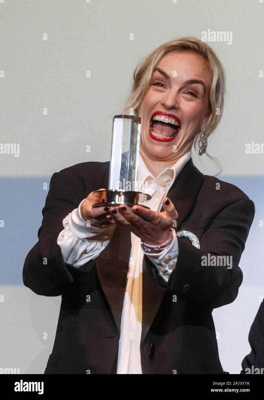 Hamburg, Deutschland. 29 Sep, 2019. Die Schauspielerin Nina Hoss ist erfreut über den Douglas-Sirk-Preis der Hansestadt Hamburg, die Ihr auf dem Filmfest 2019 ausgezeichnet wurde. Quelle: Markus Scholz/dpa/Alamy leben Nachrichten Stockfoto