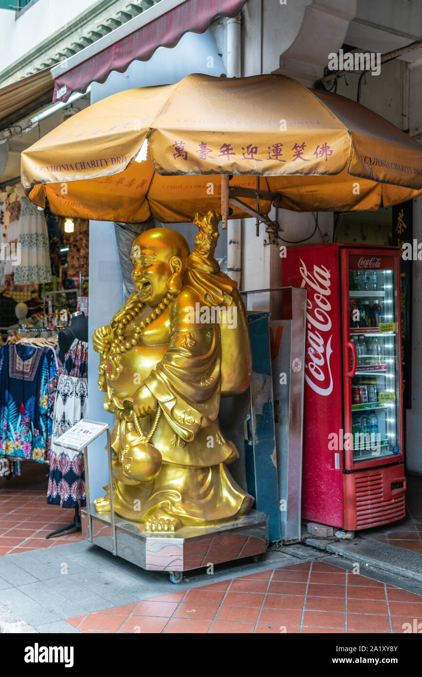 Singapur - 22. März 2019: Chinatown. Golden laughting Buddha Statue von Venhonia Nächstenliebe verwendet Mittel vor Shop in Sago Straße zu sammeln. Red C Stockfoto
