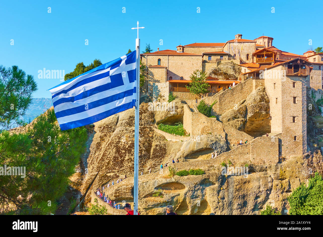 Griechische Fahne am Mast in der Nähe des Klosters von großer Wort meteoron in Meteora, Griechenland Stockfoto