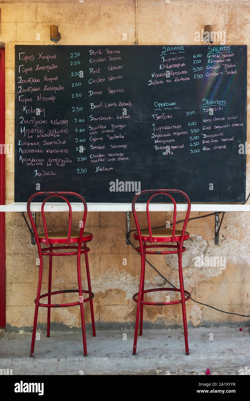 Griechische Menü mit Preis auf schiefertafel an Street Cafe in Aegina Island, Griechenland Stockfoto