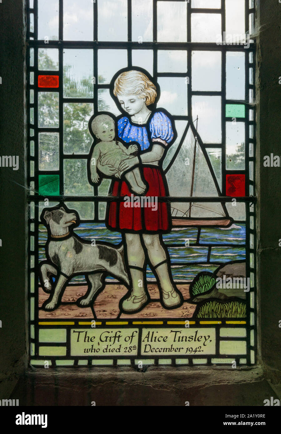 Moderne Glasfenster mit Szenen der Kindheit, Kirche der Heiligen Dreifaltigkeit, Ashford im Wasser, Derbyshire, Großbritannien Stockfoto
