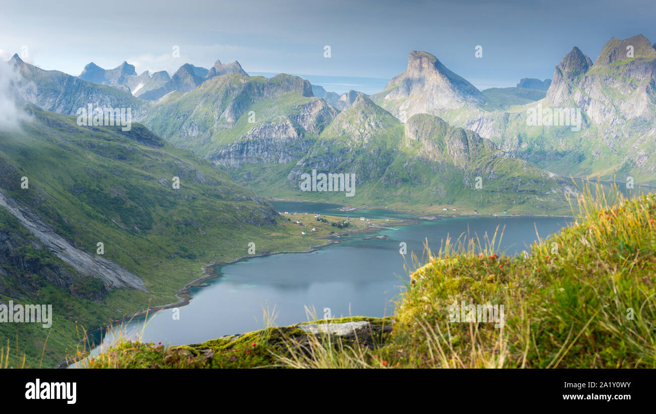 Norwegen Lofoten Blick auf die Fjorde und Vindstad Dorf unter den türkisfarbenen Wasser und Berge Stockfoto