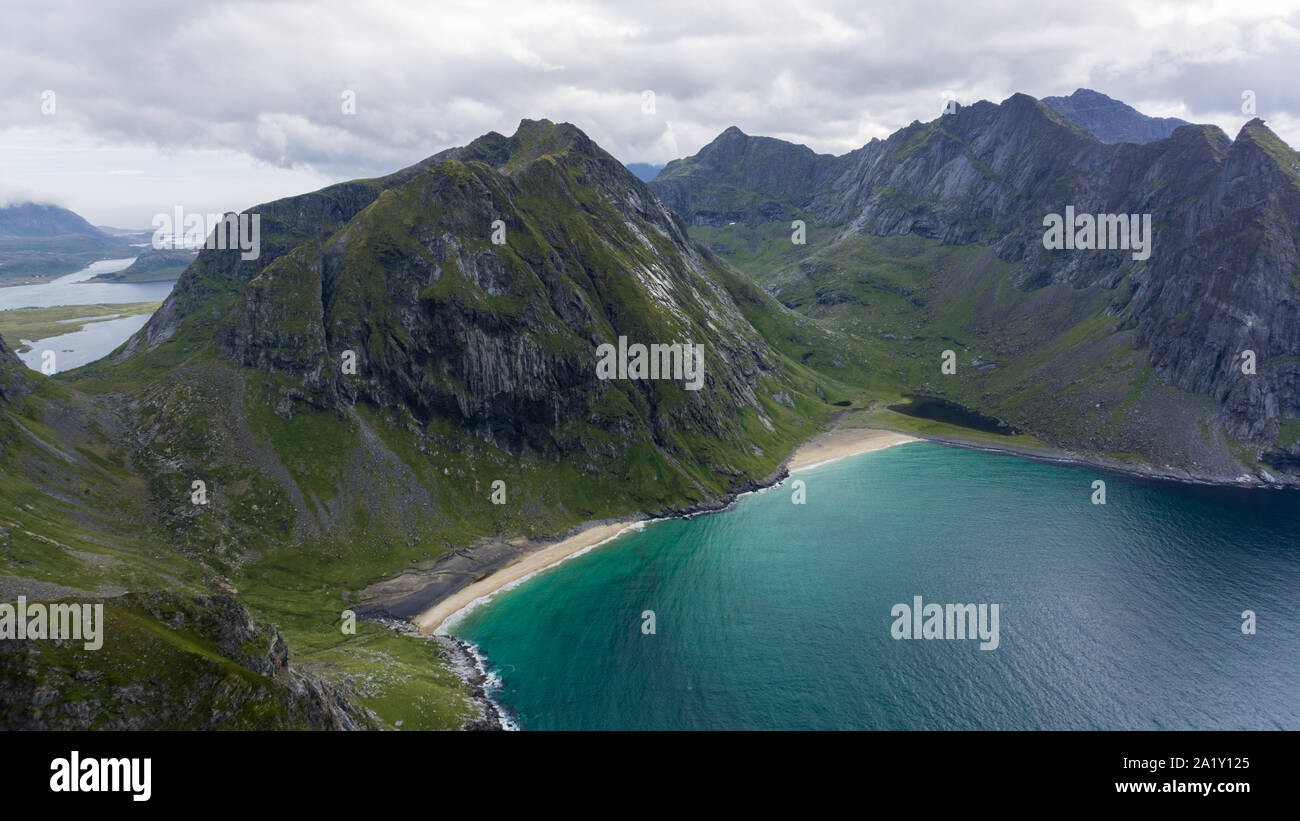 Norwegen, Lofoten - Türkis Kvalvika Strand mit Blick zum Atlantischen Ozean Inseln in den Arktischen Kreis Stockfoto