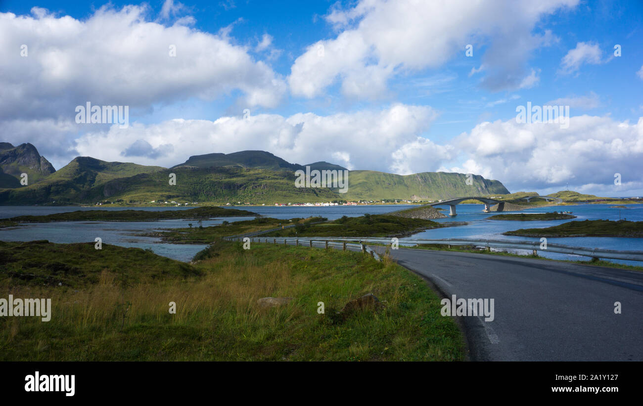 Brücke Straßen, die über Fjorde, Lofoten norwegen über dem Polarkreis Stockfoto