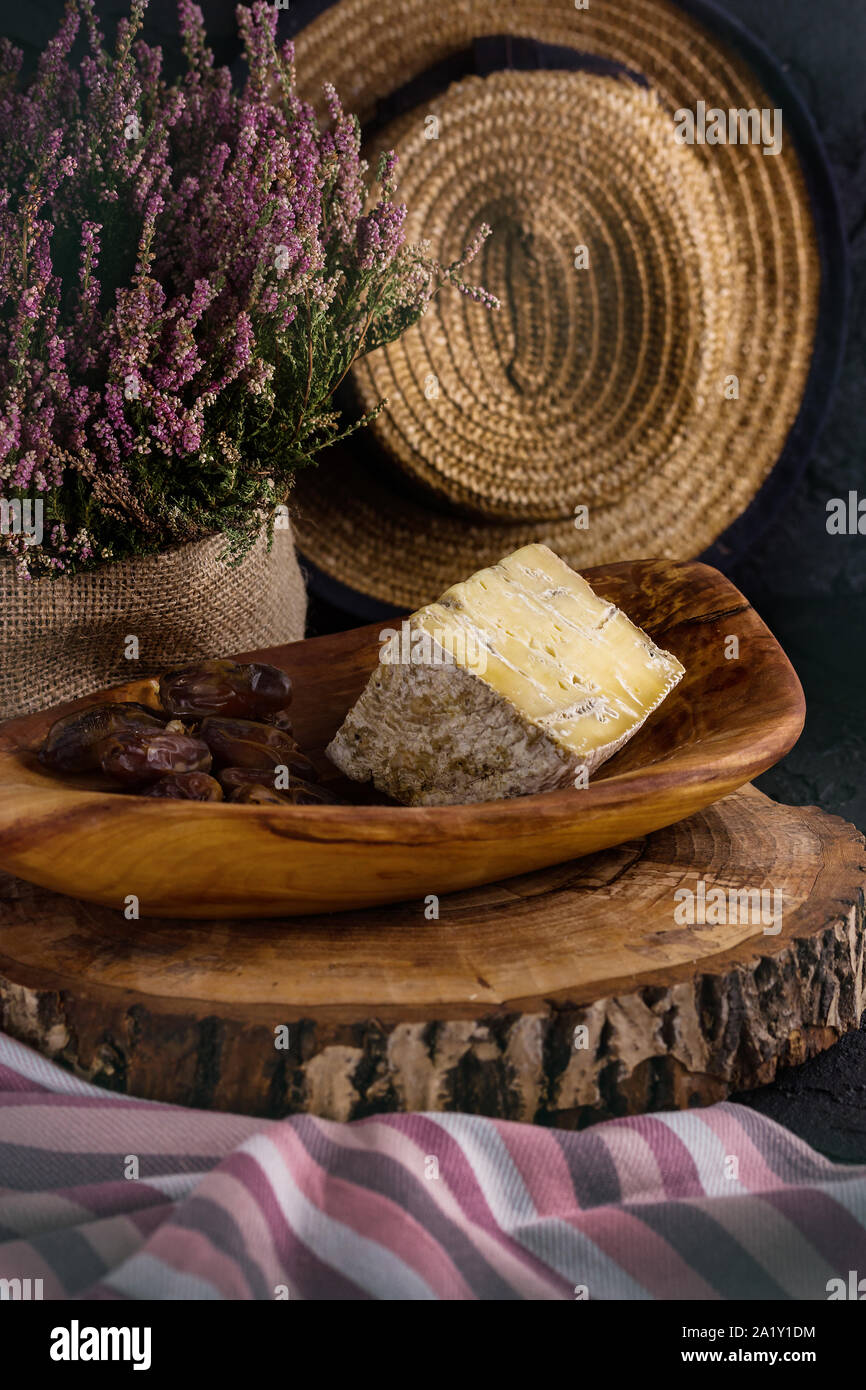 Stück der alten blauen Käse und ein Zweig der Termine. Country Style Stockfoto