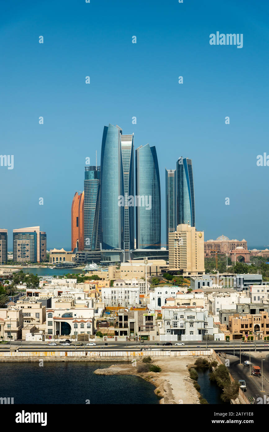 Abu Dhabi, Vereinigte Arabische Emirate - 19. September 2019: Abu Dhabi Blick auf die Skyline der Innenstadt von modernen Gebäuden über das Wasser steigen Stockfoto