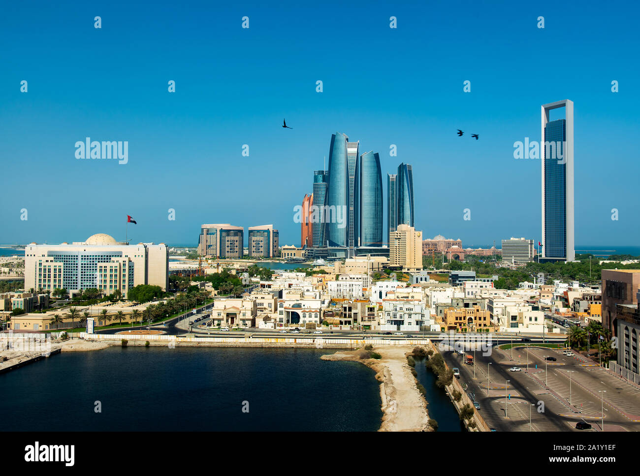 Abu Dhabi, Vereinigte Arabische Emirate - 19. September 2019: Abu Dhabi Blick auf die Skyline der Innenstadt von modernen Gebäuden über das Wasser steigen Stockfoto