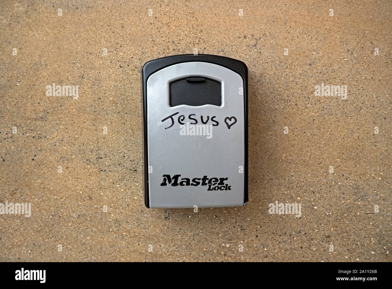 Master Lock Schlüsselbox mit Jesus darauf außerhalb eines airbnb in  Edinburgh, Schottland, Großbritannien Stockfotografie - Alamy