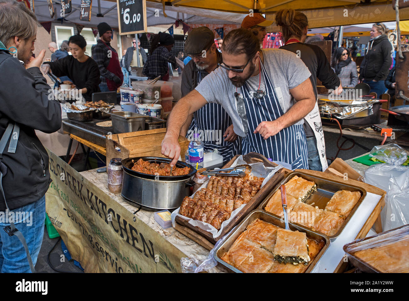 Die griechische Küche foodstall am Markt am Samstag in der Grassmaket, Edinburgh, Schottland, Großbritannien. Stockfoto