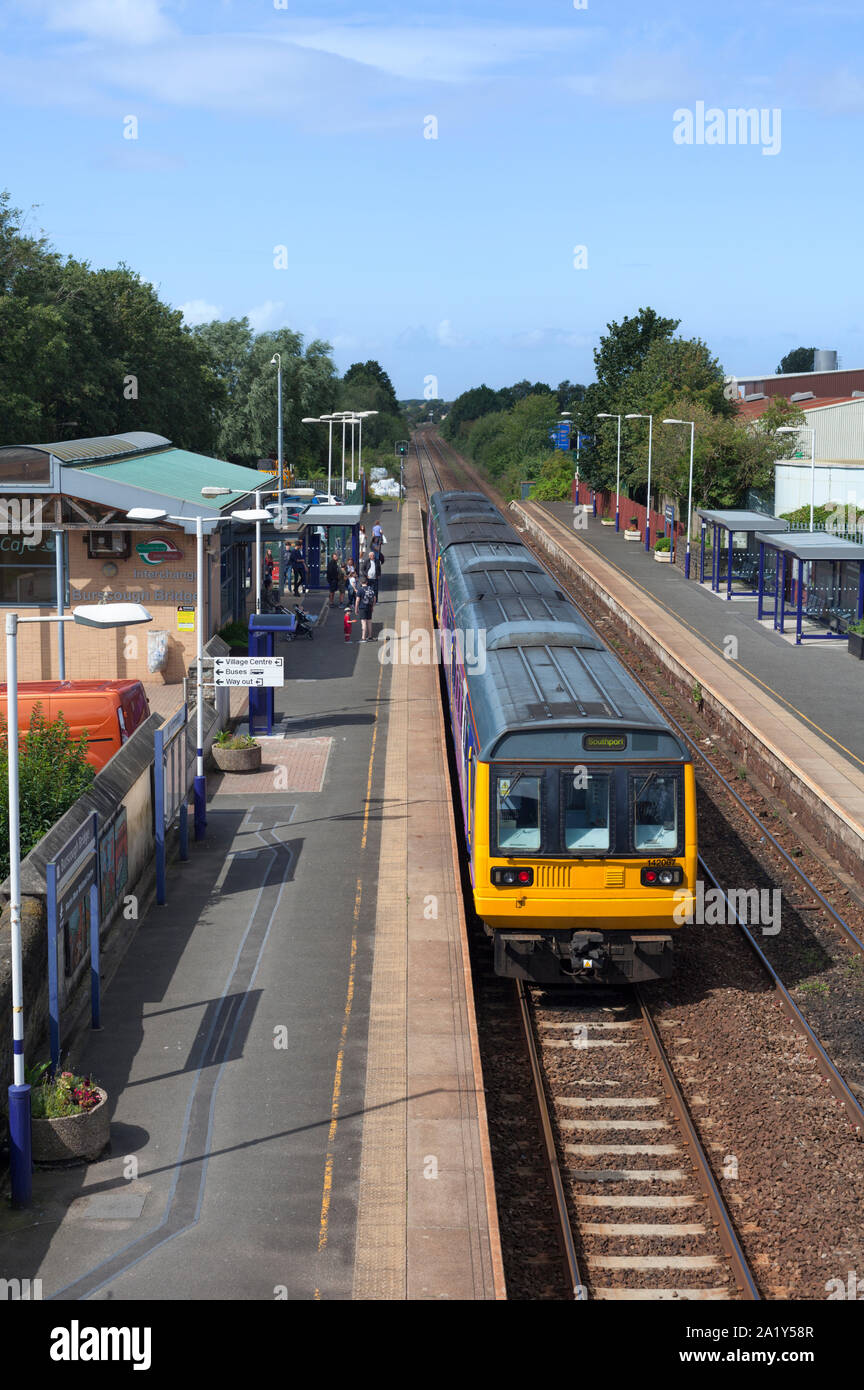 2 Arriva Northern Rail Class 142 pacer Züge bei burscough Brücke Bahnhof, Lancashire, Großbritannien Stockfoto