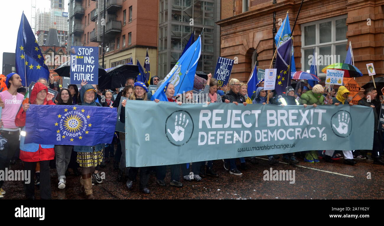 Ein großes "Brexit ablehnen, zu verteidigen unsere Demokratie' März durch das Stadtzentrum von Manchester, UK nahm zu Beginn der Konservativen Partei Konferenz 2019. Stockfoto
