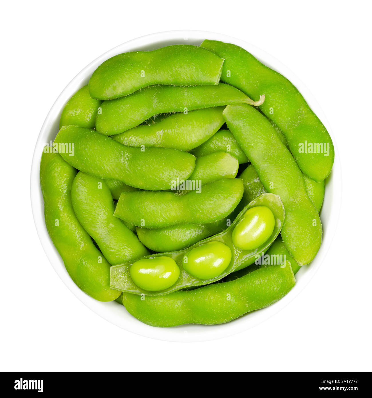 Grüne Sojabohnen in den Pod, edamame, in weiße Schüssel. Unreife Sojabohnen, auch Maodou. Glycine max, ein Legumen, essbare nach dem Kochen und reiche Proteinquelle Stockfoto