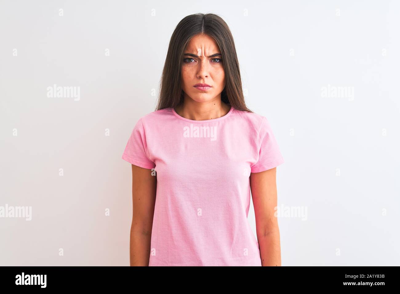 Junge schöne Frau tragen rosa casual t-shirt stehend über isoliert weißer  Hintergrund Skeptiker und nervös und runzelte verärgert wegen des Problems.  Nega Stockfotografie - Alamy