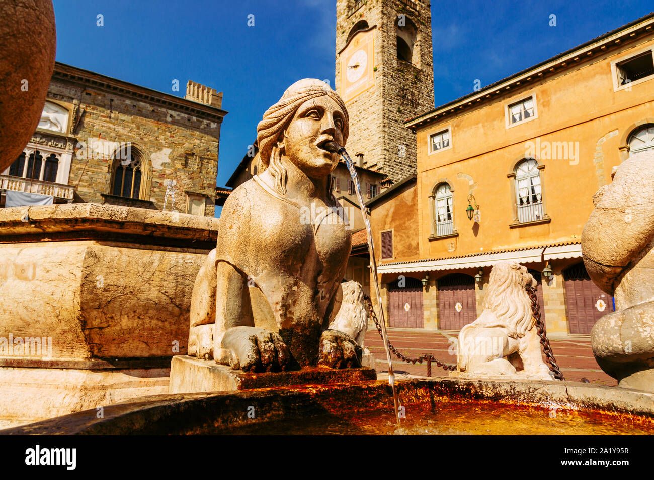 Contarini Brunnen auf der Piazza Vecchia, Citta Alta, Bergamo, Italien Stockfoto