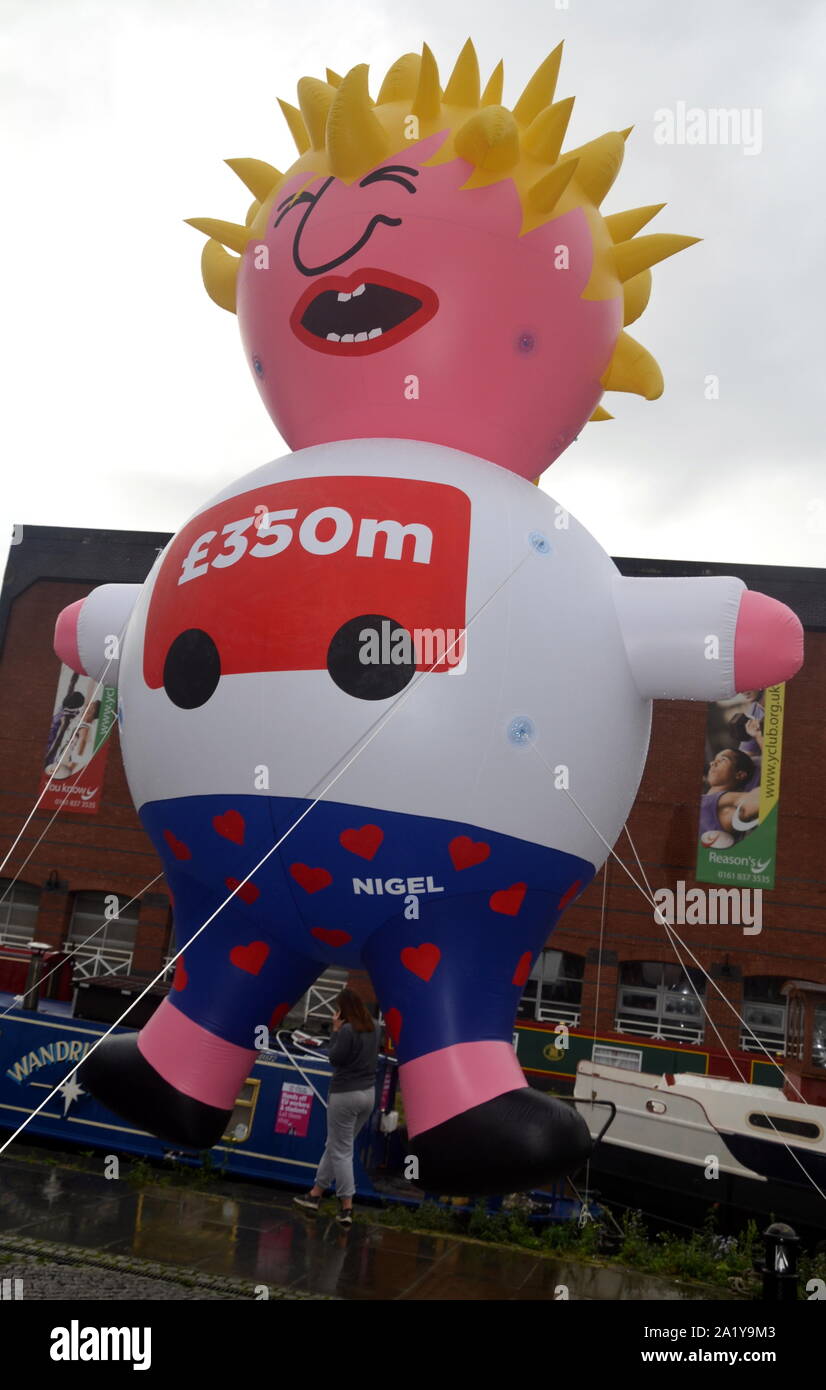 Ein großes "Brexit ablehnen, zu verteidigen unsere Demokratie' März durch das Stadtzentrum von Manchester, UK nahm zu Beginn der Konservativen Partei Konferenz 2019. Abgebildet ist ein 'Boris' Helium Ballon auf der Kundgebung in Castlefield nach dem März. Stockfoto