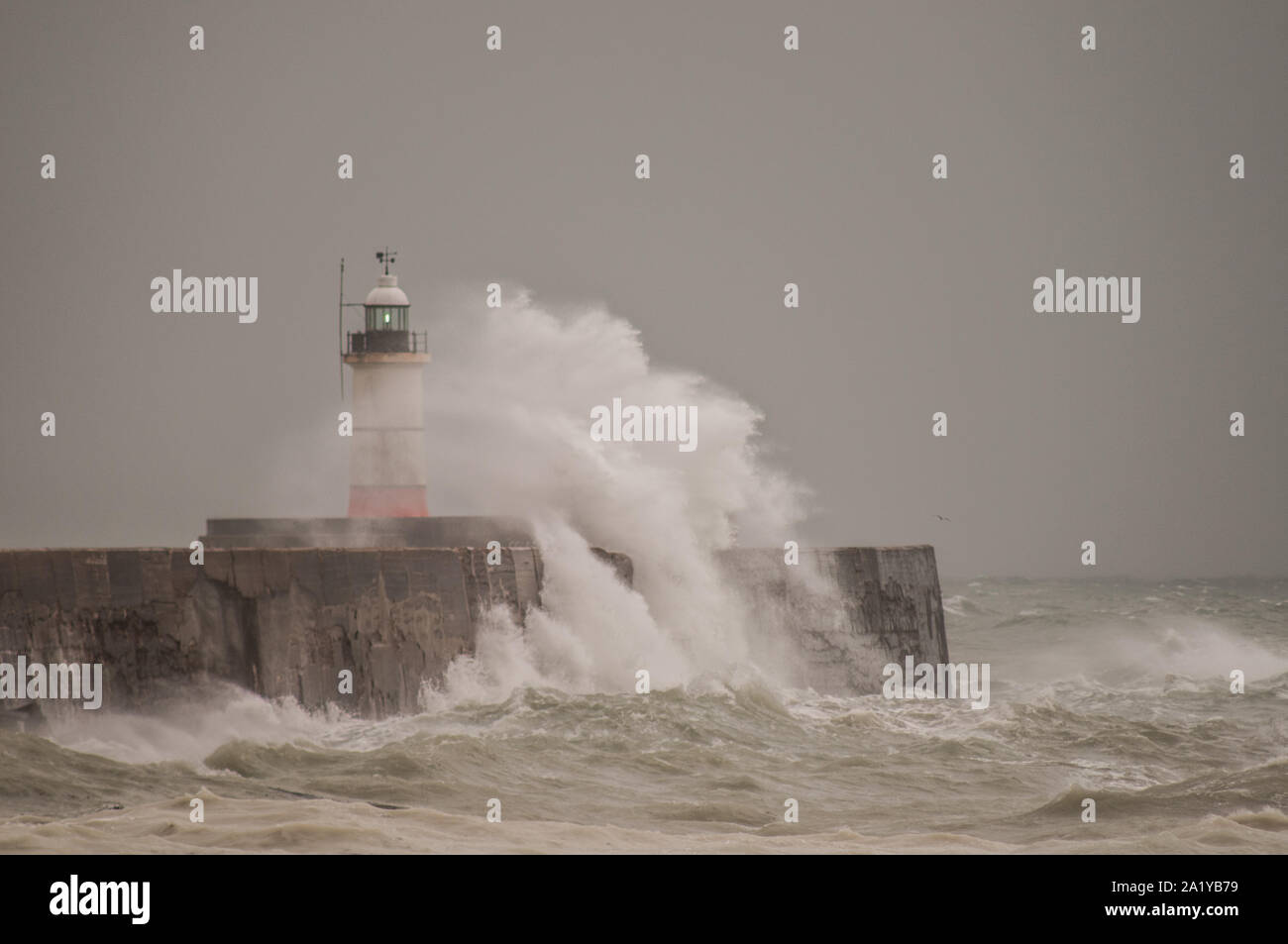 Newhaven, East Sussex, Großbritannien. September 2019..Sehr starker Südwestlicher Wind weht die Wellen im Ärmelkanal hoch und schafft spektakuläre Szenen. Stockfoto