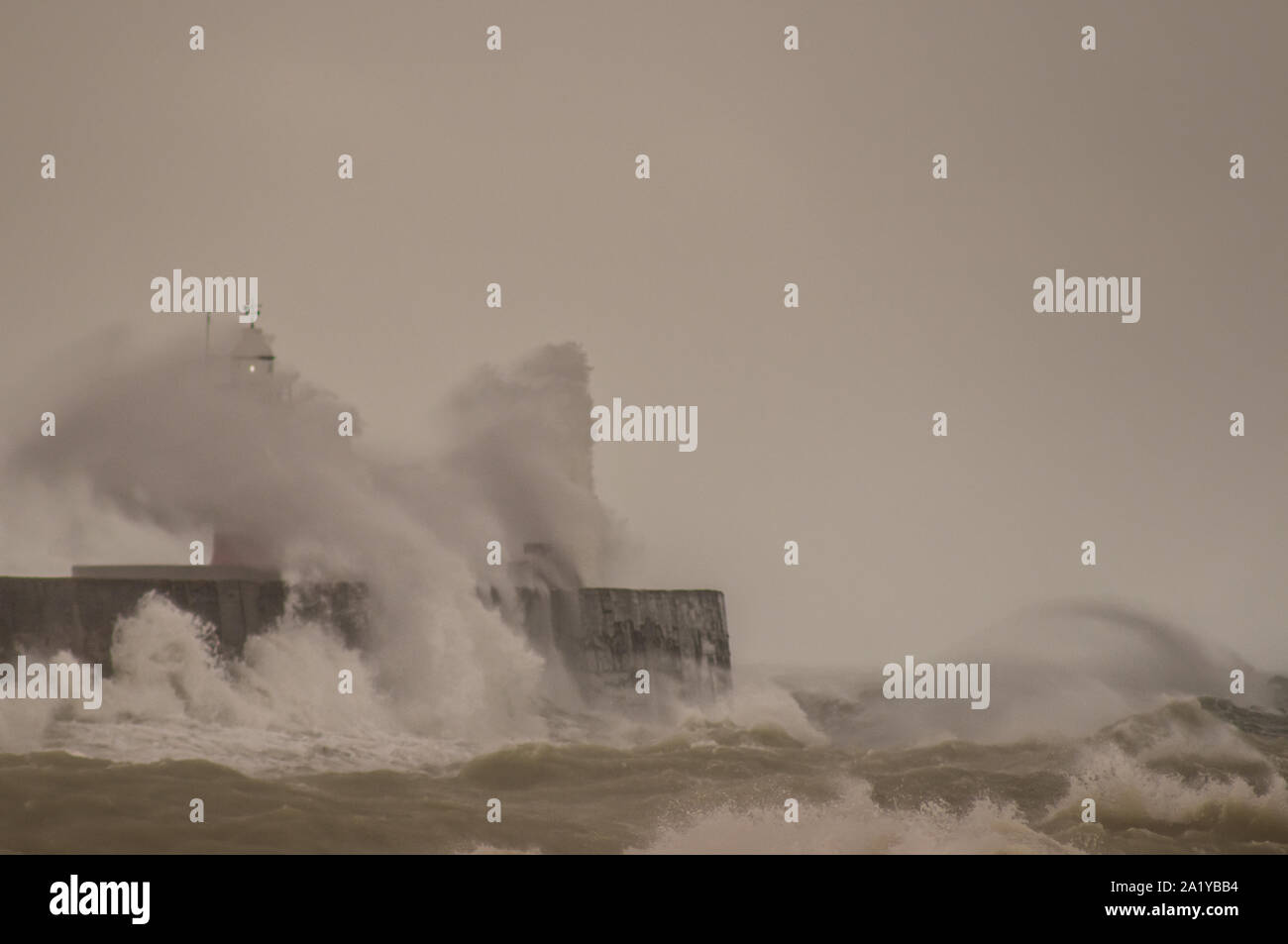 Newhaven, East Sussex, Großbritannien. September 2019..Sehr starker Südwestlicher Wind weht die Wellen im Ärmelkanal hoch und schafft spektakuläre Szenen. Stockfoto