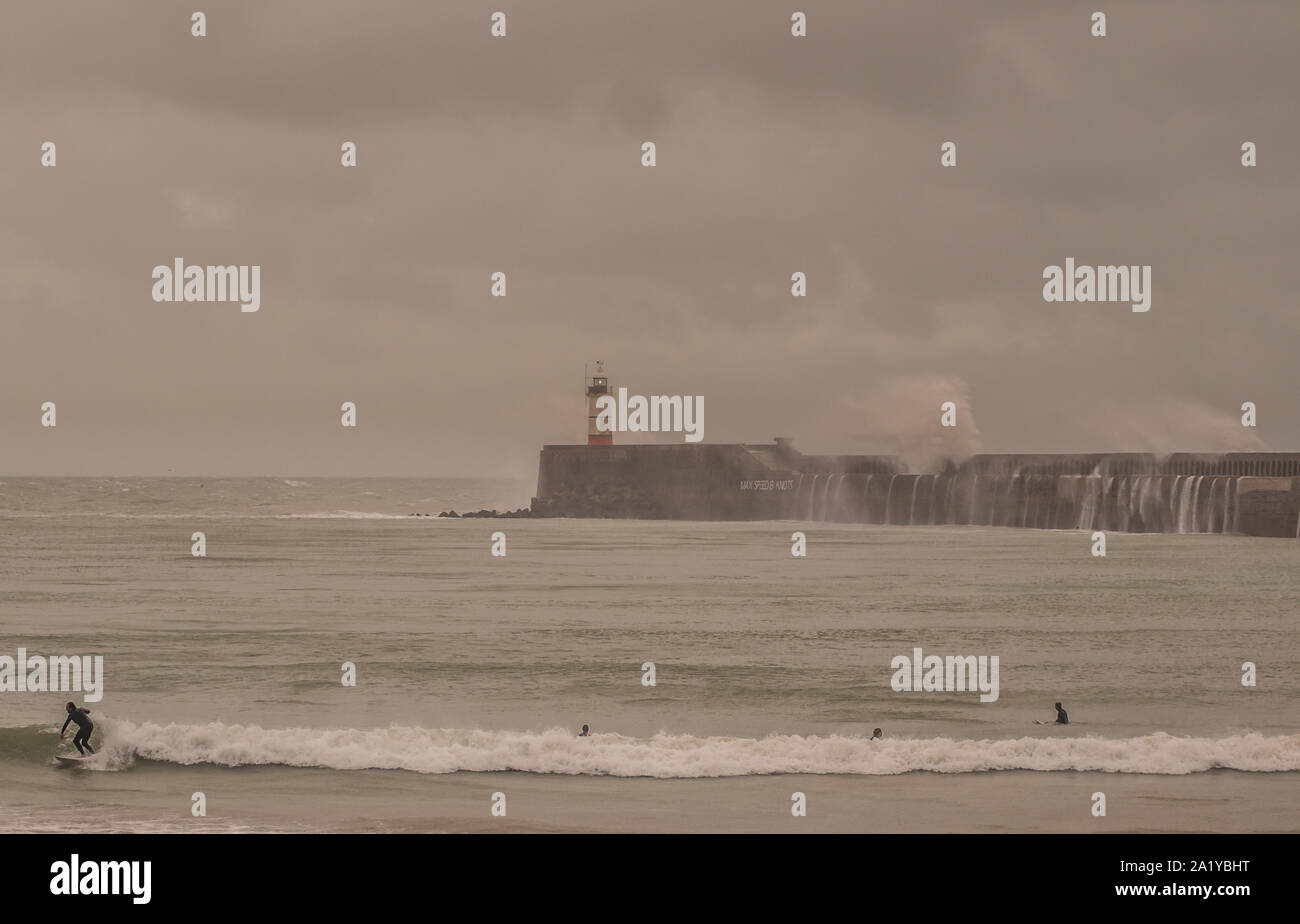 Newhaven, East Sussex, Großbritannien. September 2019..Sehr starker Südwestlicher Wind weht die Wellen im Ärmelkanal hoch und schafft spektakuläre Szenen. Stockfoto