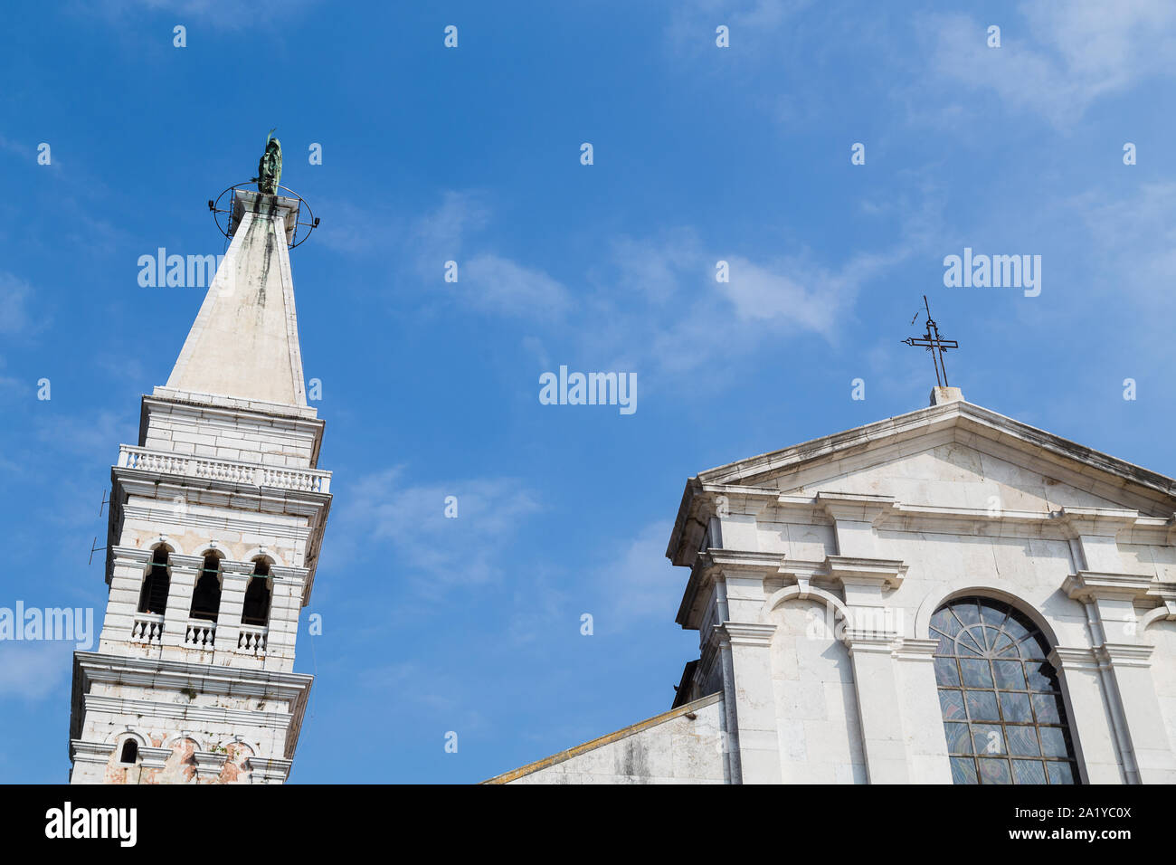 Basilika des Hl. Euphemia abgebildet Neben dem frei stehenden Glockenturm im Herzen der Altstadt von Rovinj. Stockfoto