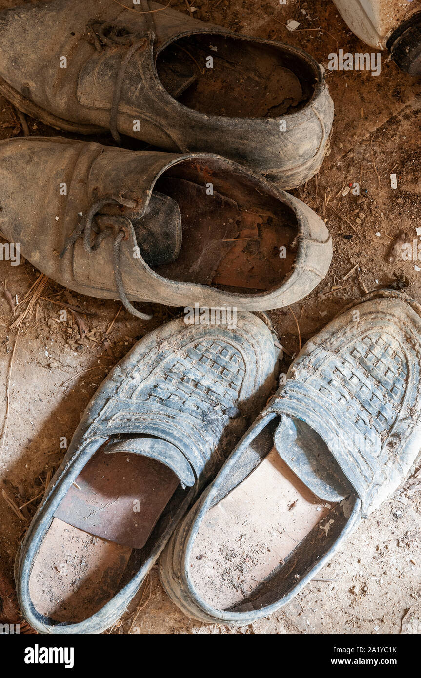 Alte Schuhe auf einem stillgelegten Bauernhof verlassen Stockfoto