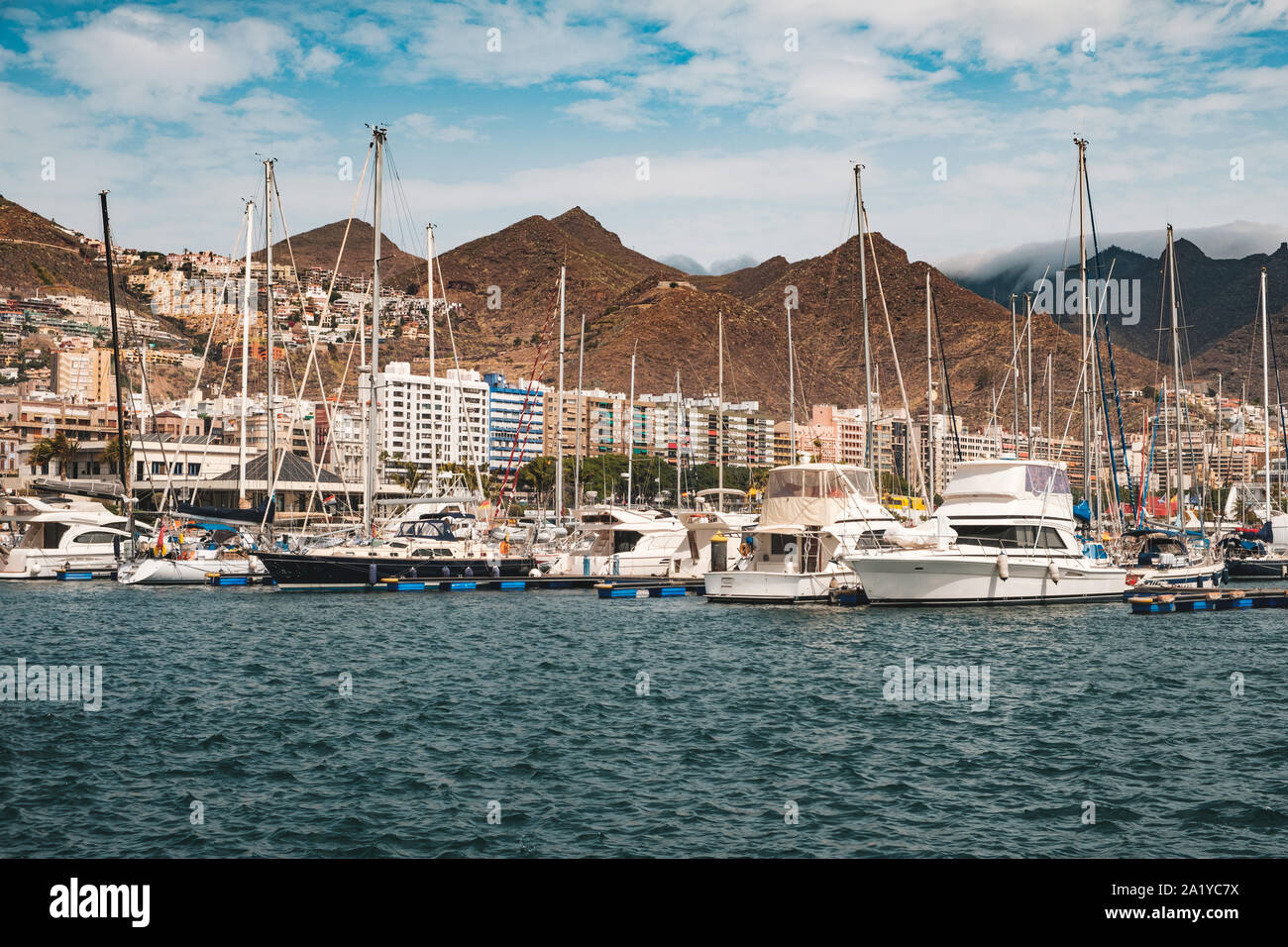 Teneriffa, Spanien - August 2019: Segelboote, Motorboote und Yachten im Yachthafen von Santa Cruz auf Teneriffa Stockfoto