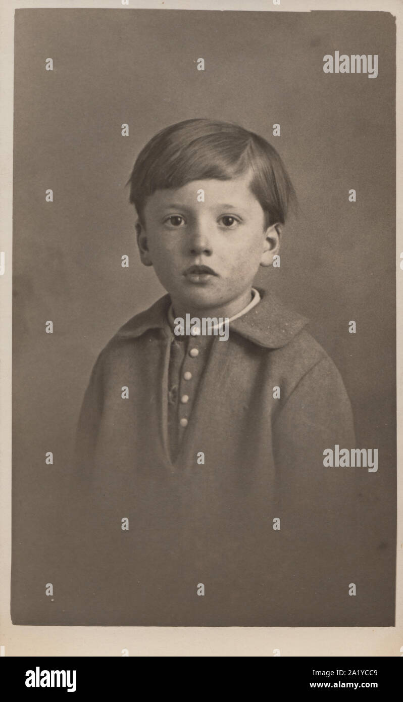 Jahrgang 1925 photographische Postkarte mit einem 5 Jahre alten Jungen namens Bartholomäus Bell. Mutter mit 55 Gloucester Street, Manchester. Stockfoto