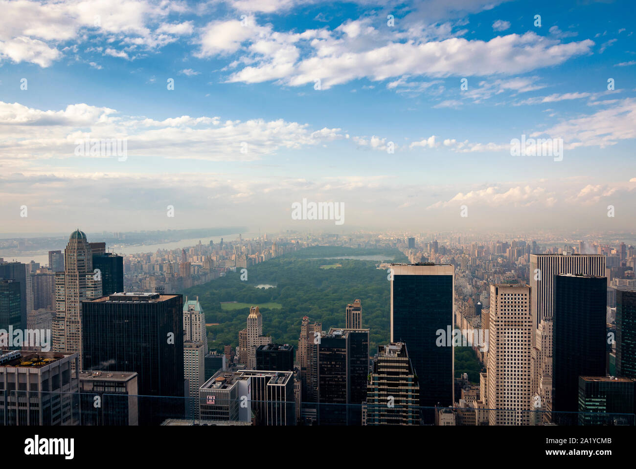 New York City, USA - 10. Juni 2010: Blick auf den Central Park und die Skyline von Manhattan von der Spitze des Felsens observatory Deck in Ihre Stadt, USA. Stockfoto