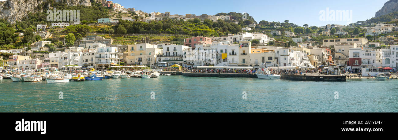 Insel Capri, Italien - AUGUST 2019: Panoramablick auf das Meer und der Hafen auf der Insel Capri Stockfoto