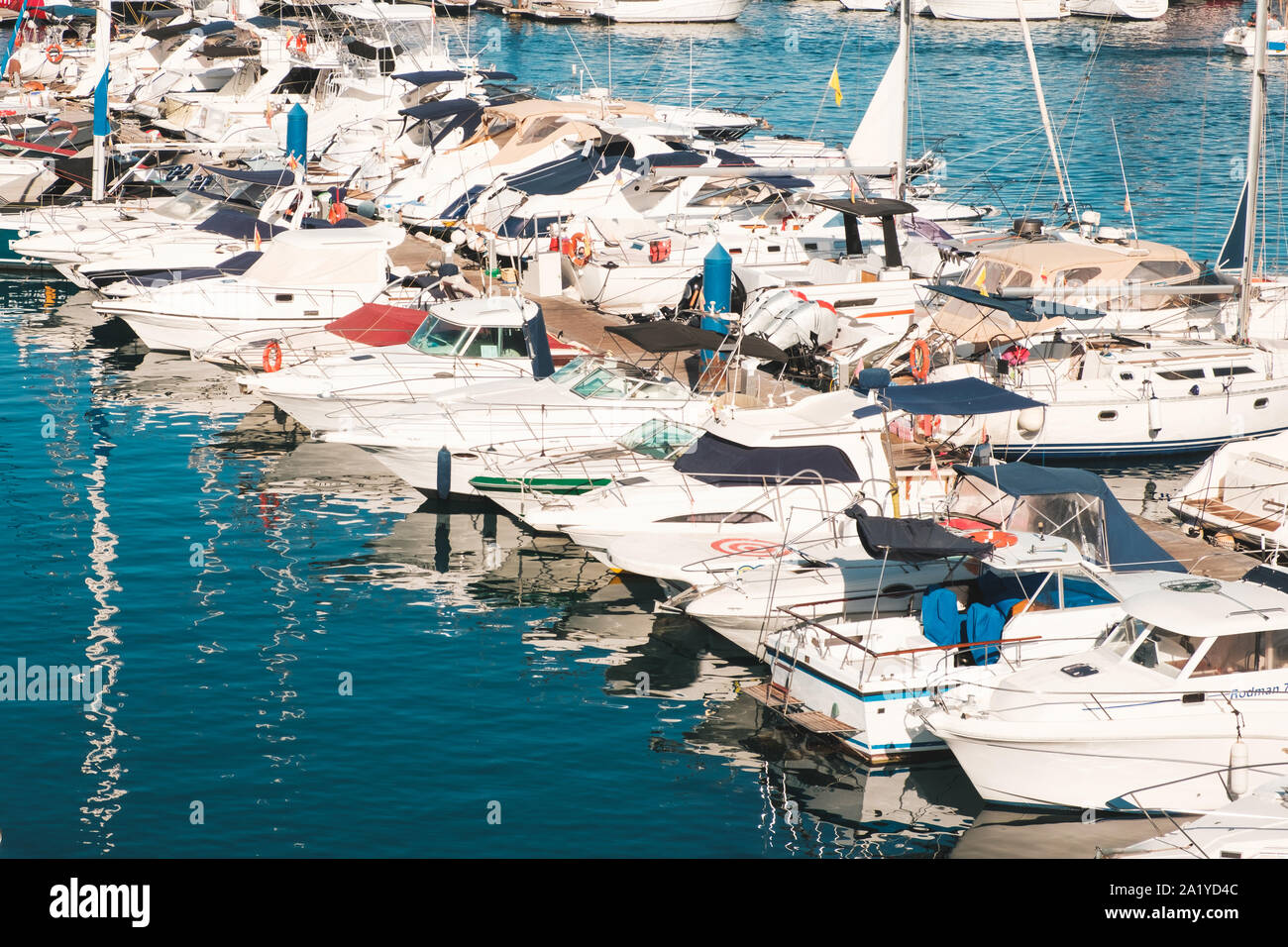 Teneriffa, Spanien - August 2019: Motor Boote, Motorboote und Segelboote im Hafen auf Teneriffa Stockfoto