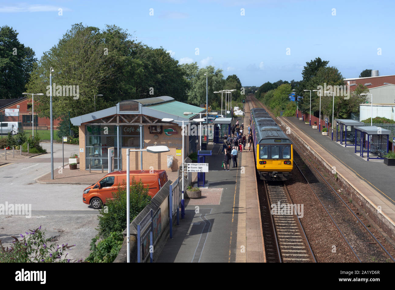 2 Arriva Northern Rail Class 142 pacer Züge bei burscough Brücke Bahnhof, mit Passagieren Verlassen des Zuges, Lancashire, Großbritannien Stockfoto