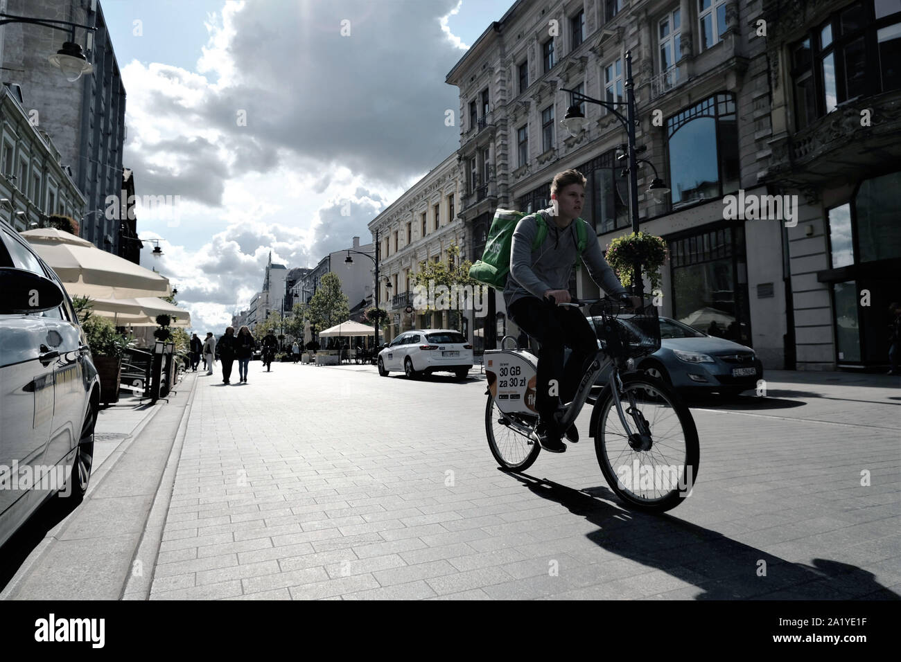 09/19/2019 in Lodz, Polen. Lieferung Mann auf einem Fahrrad auf der Piotrkowska-Straße. Stockfoto