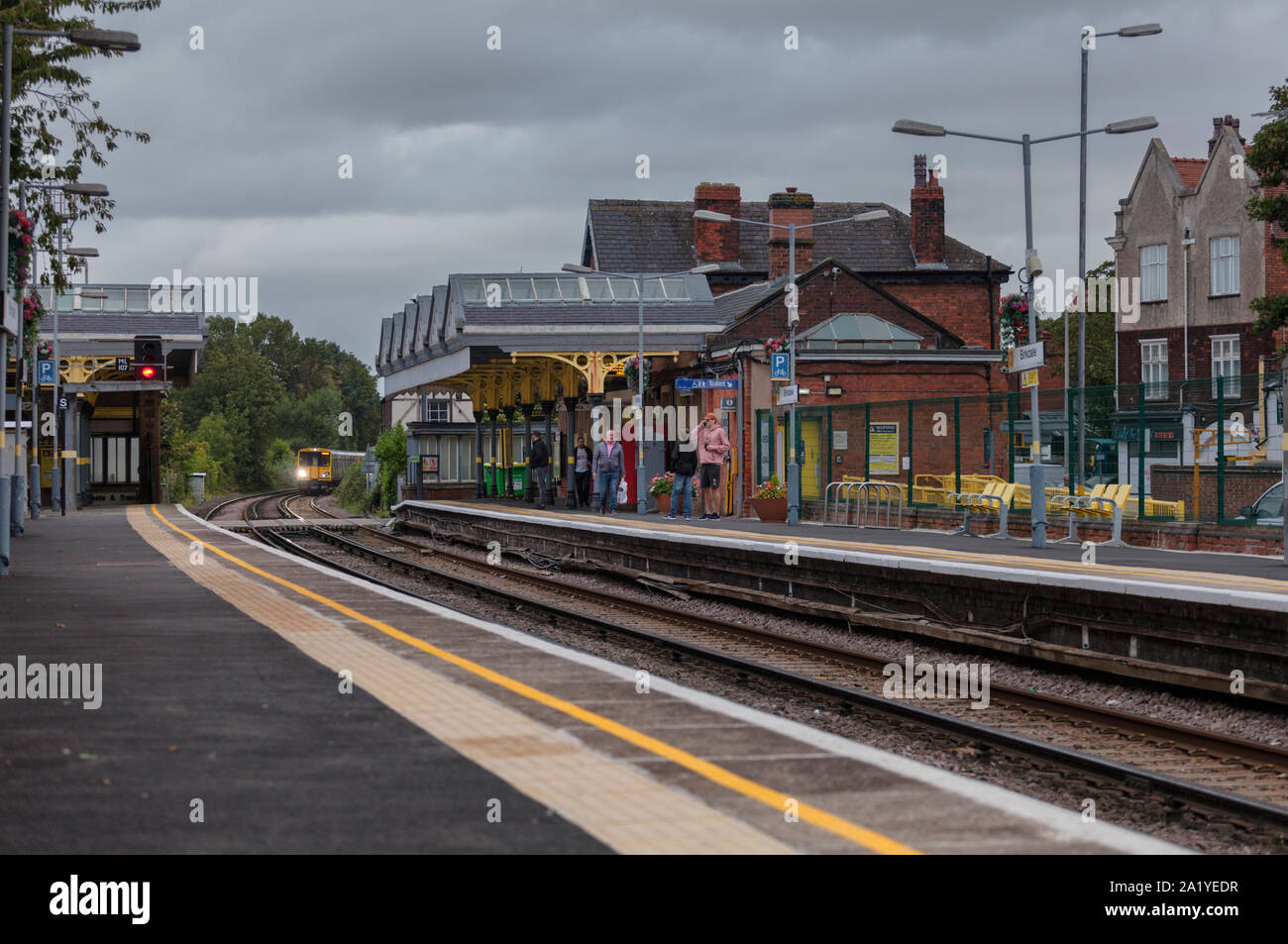 2 merseyrail Klasse 507 elektrische Züge bei Birkdale Bahnhof ankommen, Southport, Großbritannien auf dem merseyrail Northern Line Stockfoto