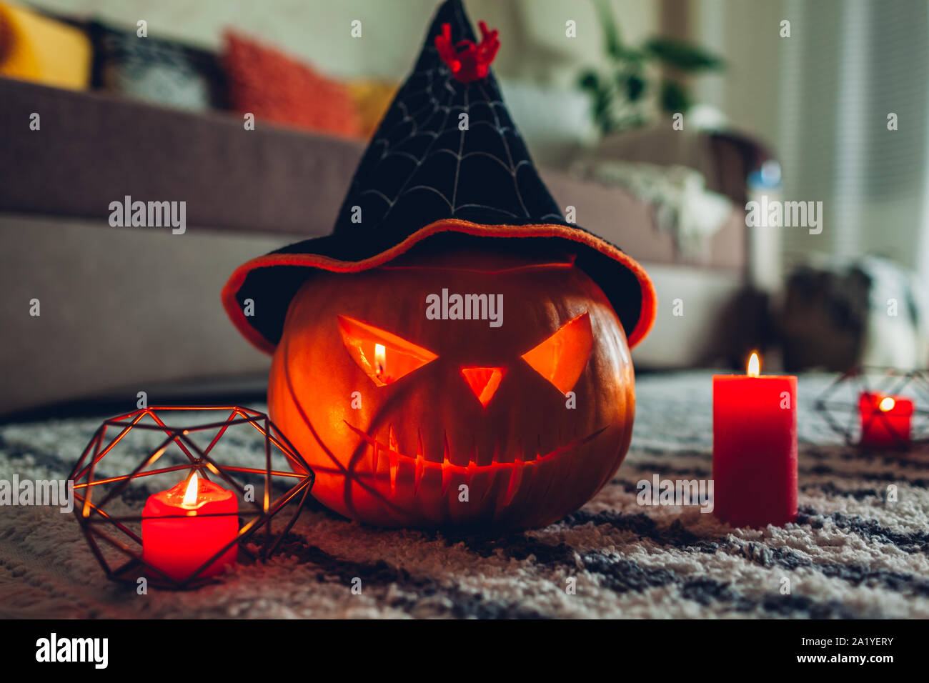 Halloween Jack-o-Lantern Kürbisse. Home mit traditionellen Halloween Symbole eingerichtet. Stockfoto