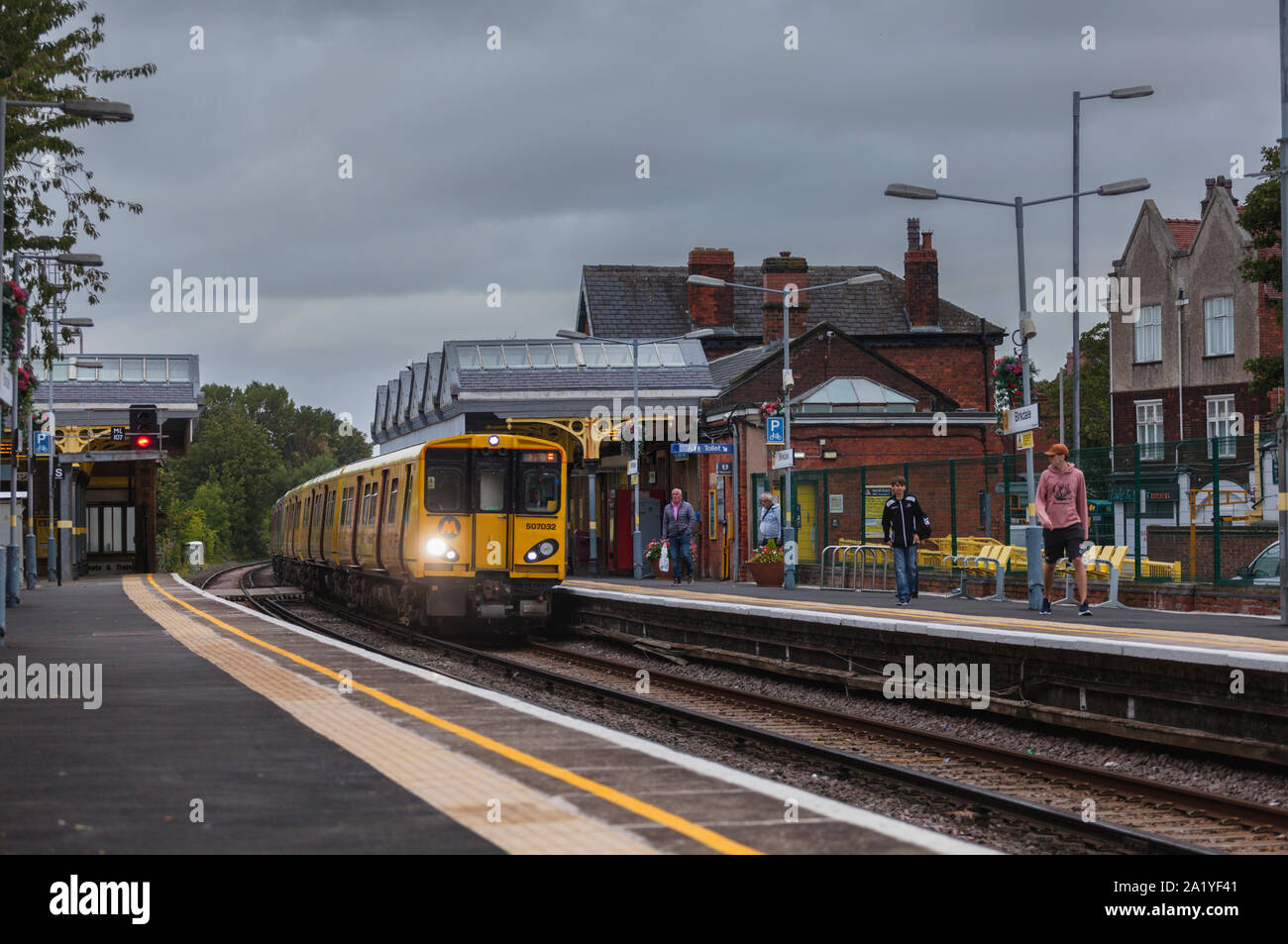 2 merseyrail Klasse 507 elektrische Züge bei Birkdale Bahnhof ankommen, Southport, Großbritannien auf dem merseyrail Northern Line Stockfoto