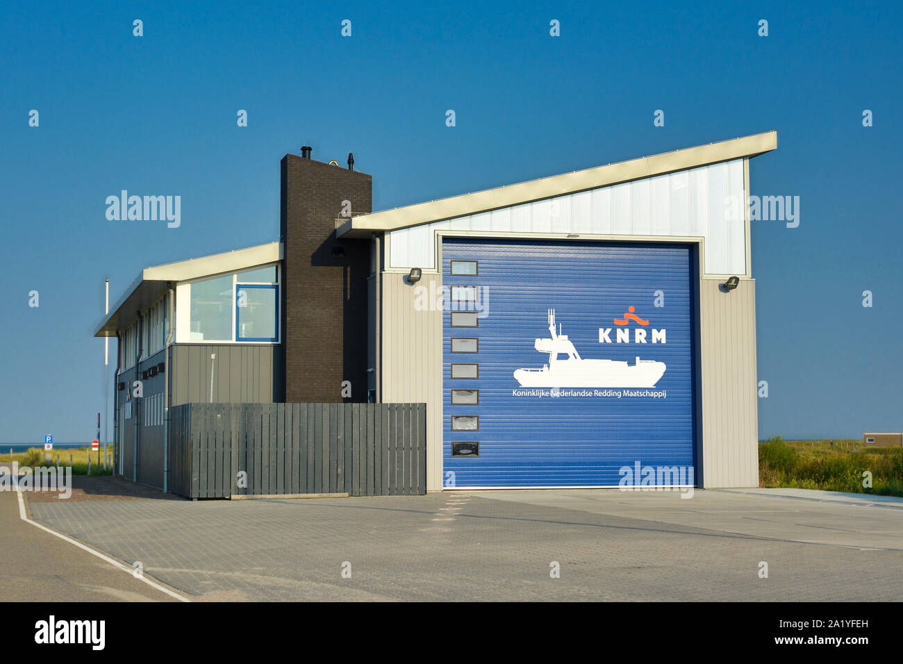 De Cocksdorp, Texel / Niederlande - August 2019: Bau der KNRM 'Royal Nord- und Sounth Holland Rettungs Gesellschaft "rescue Station auf der Insel Texel. Stockfoto