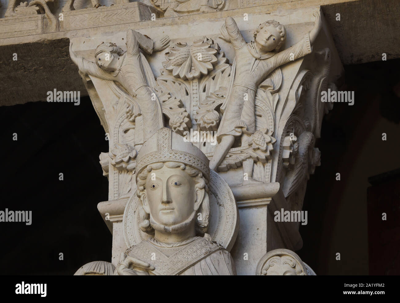 St. Lazarus am Westportal der Kathedrale von Autun (Kathedrale Saint-Lazare d'Autun) in Autun, Burgund, Frankreich dargestellt. Die romanische original aus dem 12. Jahrhundert datiert wurde, eine Kopie im 19. Jahrhundert ersetzt. Stockfoto