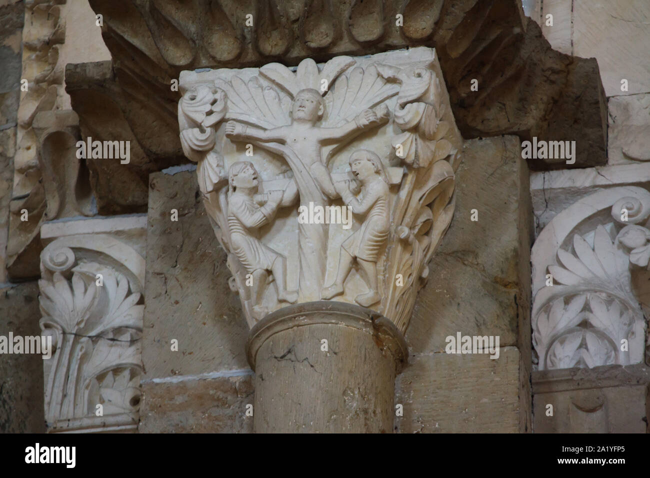 Die Kreuzigung des hl. Andochius (Saint Andoche) in der Romanischen Kapital aus dem 12. Jahrhundert in der Basilika der Heiligen Maria Magdalena (Basilika Sainte-Marie-Madeleine de Vézelay) Der vézelay Abtei Sainte-Marie-Madeleine (Abbaye de Vézelay) in Vézelay, Burgund, Frankreich dargestellt. Stockfoto