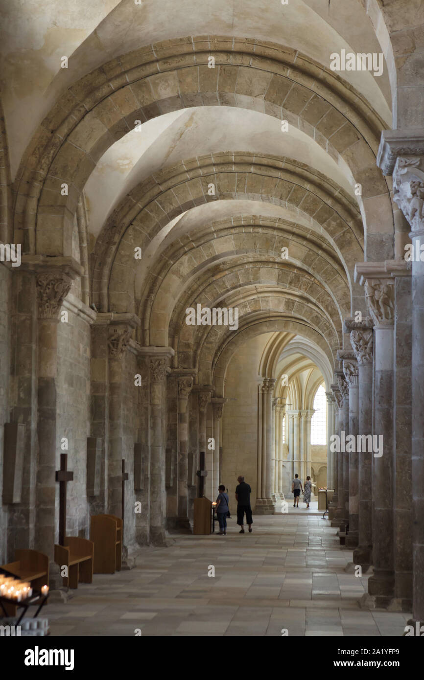 Seitenschiff der Basilika der Heiligen Maria Magdalena (Basilika Sainte-Marie-Madeleine de Vézelay) Der vézelay Abtei (Abbaye de Sainte-Marie-Madeleine in Vézelay Vézelay), Burgund, Frankreich. Stockfoto